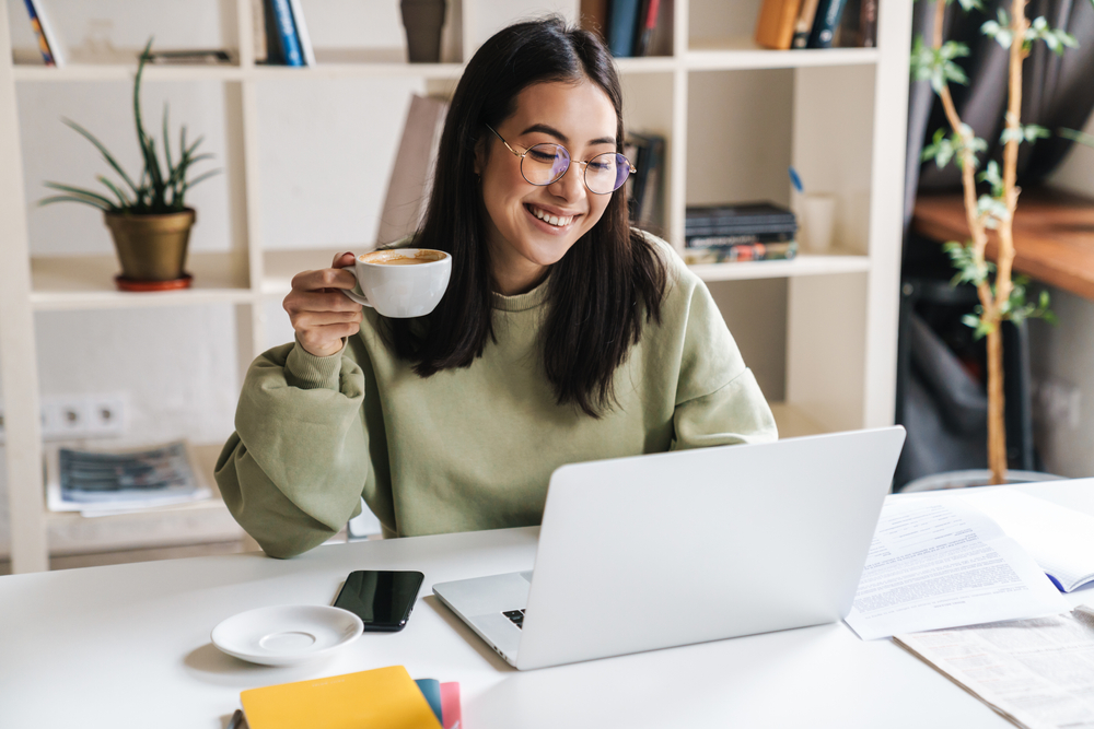 Photo d'une personne heureuse entrain de boire son café