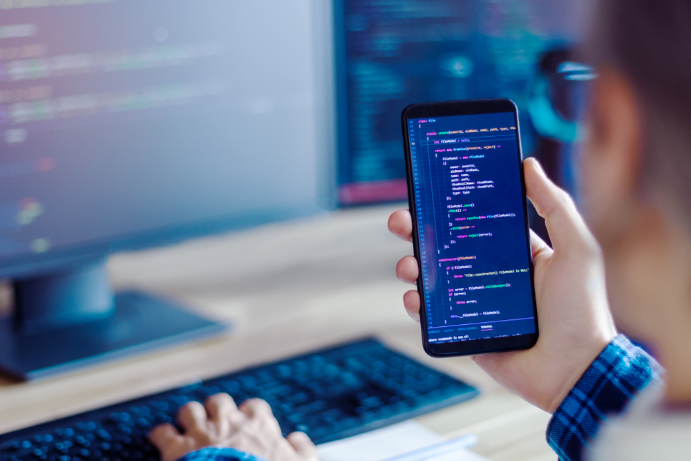 Photo d'un téléphone avec des données de code