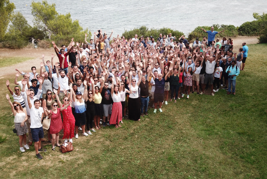 Photo de personnes levant les bras au bord de mer