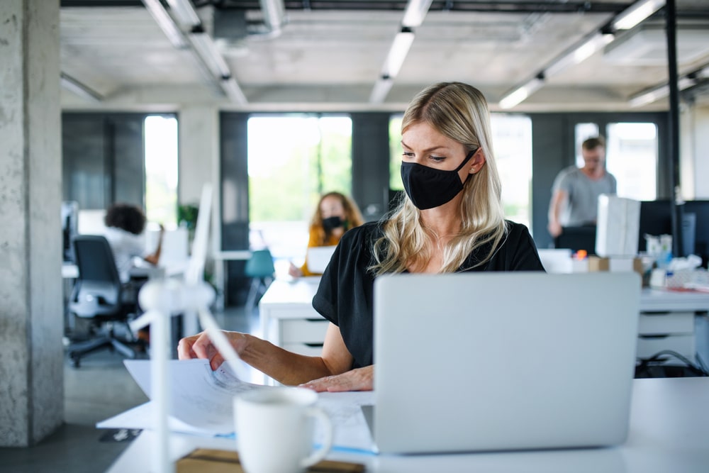 femme avec un masque entrain de travailler