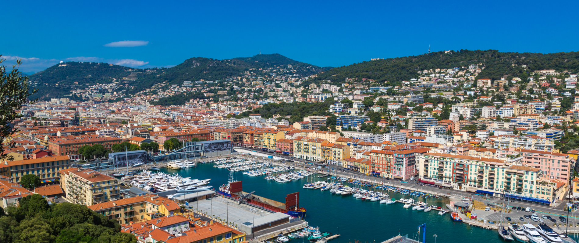 Vue panoramique du port de Nice avec ses bateaux et maisons colorées