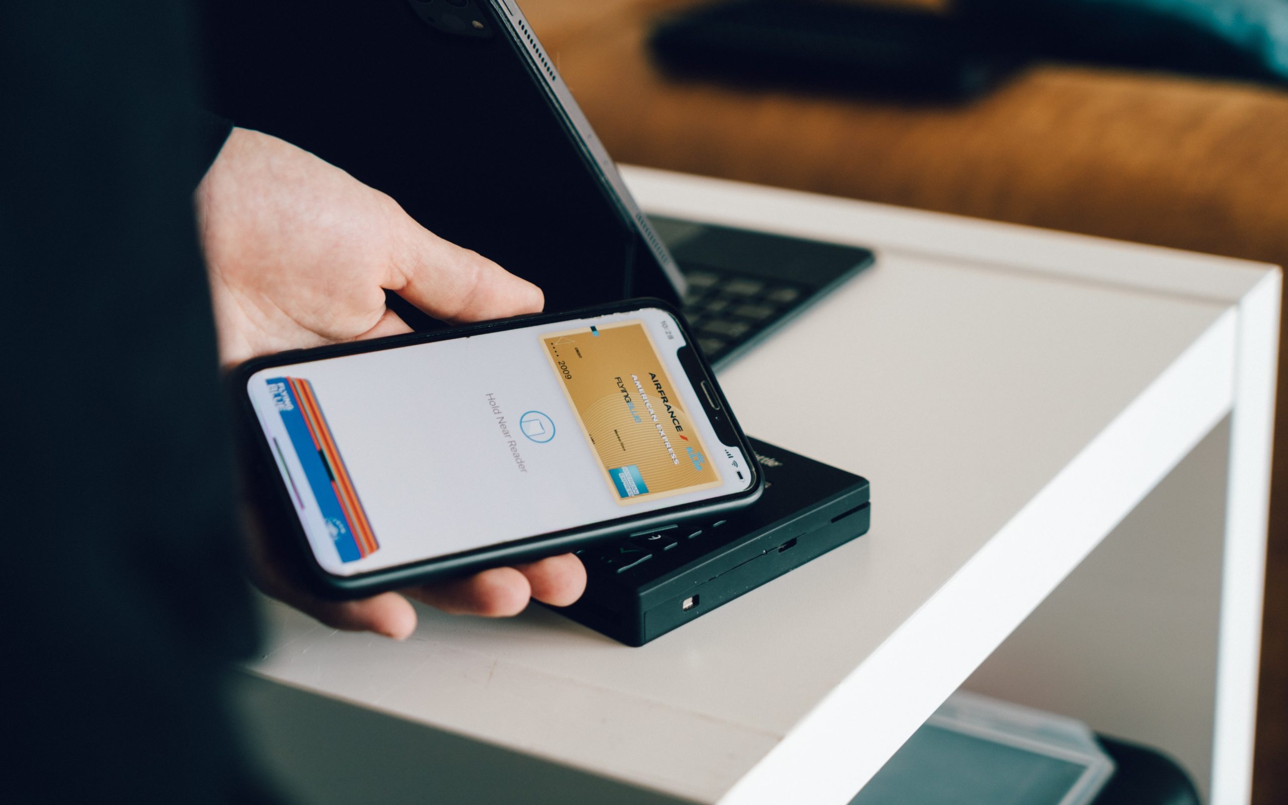Photo d'une transaction sans contact avec un téléphone