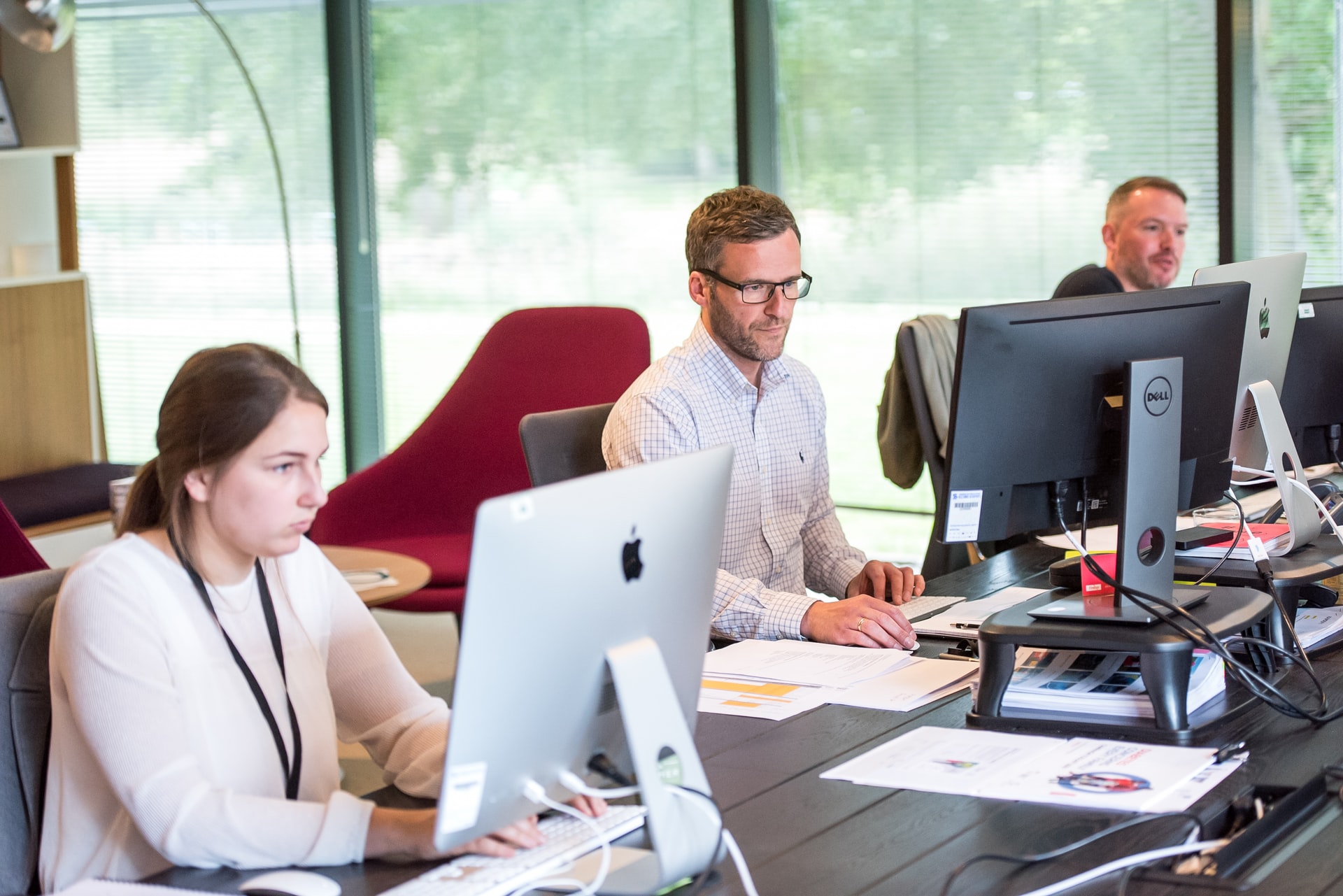 Photo de personnes travaillant sur leurs ordinateurs