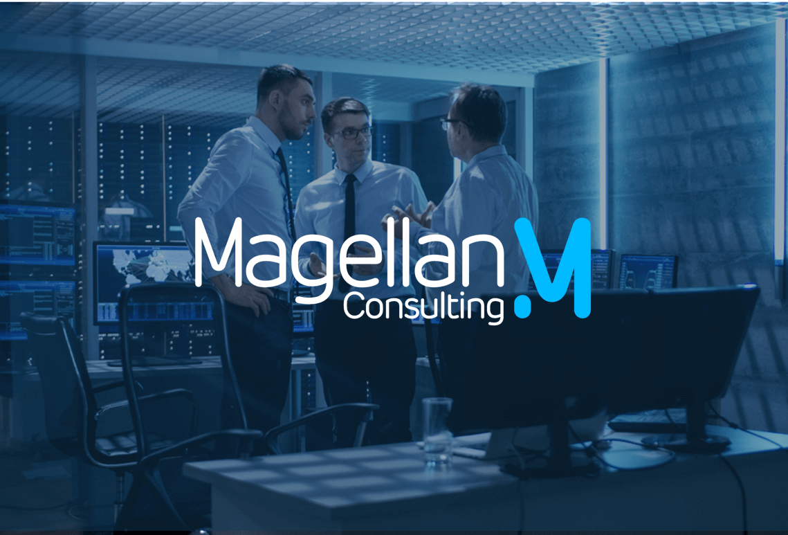 Logo Magellan Consulting sur image de 3 personnes dans une salle informatique