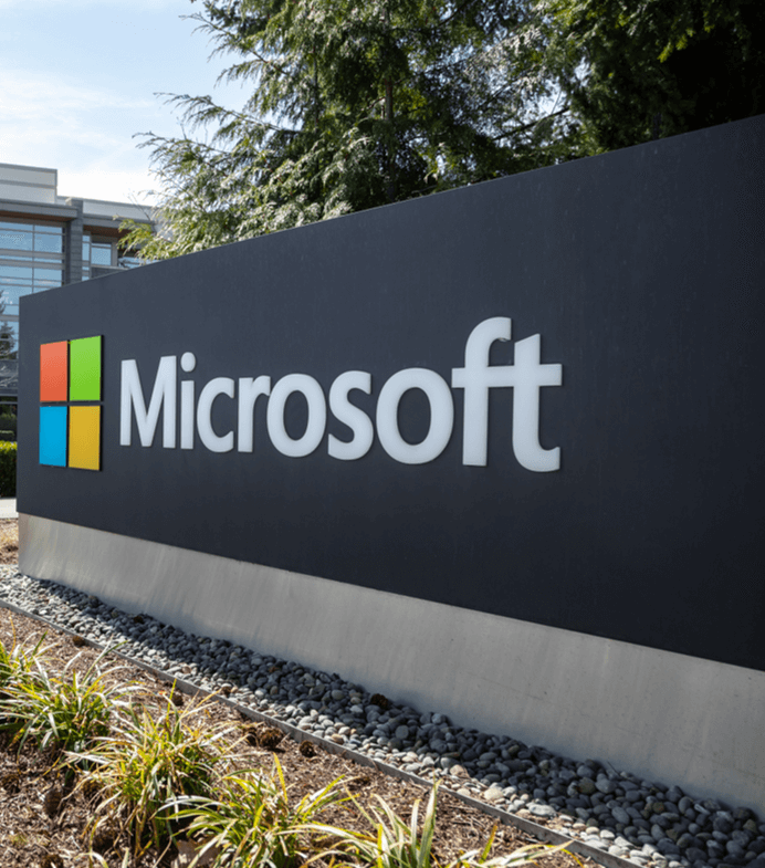 Logo Microsoft sur panneau signalétique à l'extérieur