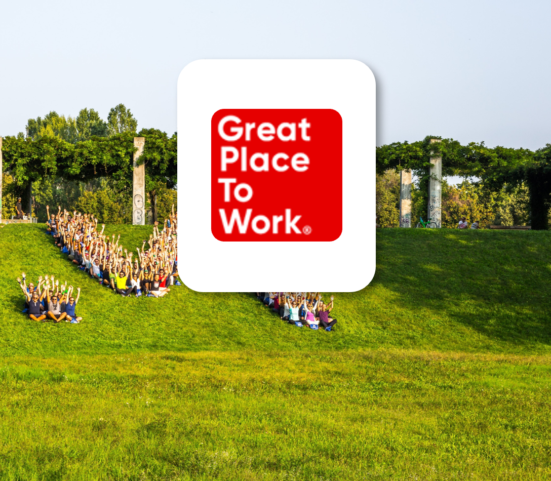 Logo Great Place to Work avec en fond photo des collaborateurs du Groupe Magellan Partners rassemblés en forme de M sur une pelouse