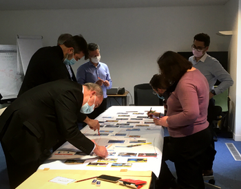 Fresque du Numérique en action avec des collaborateurs du Groupe Magellan Partners autour d'une table