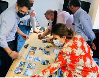 Photo de la Fresque du Numérique en action avec des collaborateurs autour d'une table