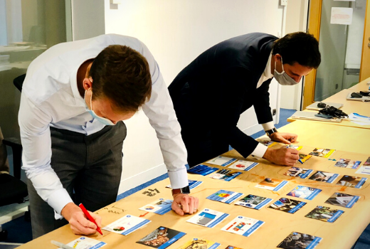 2 collaborateurs du Groupe Magellan Partners en pleine Fresque du Numérique