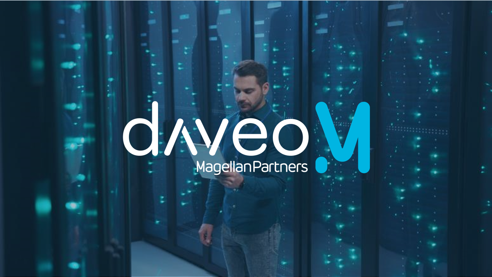 Logo Daveo avec en fond des data centers et une personne