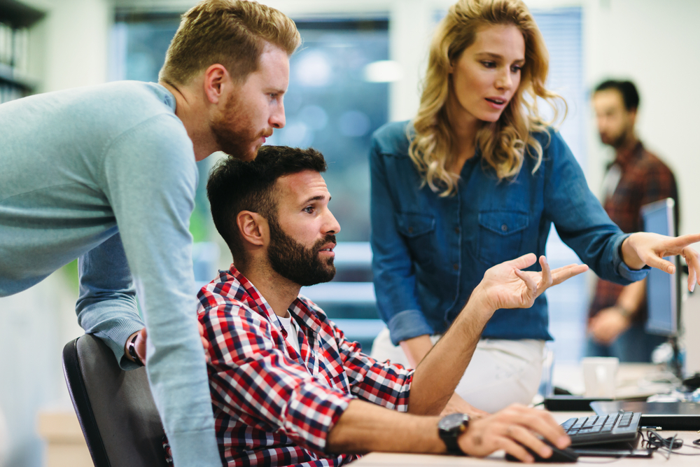3 collaborateurs devant un ordinateurs
