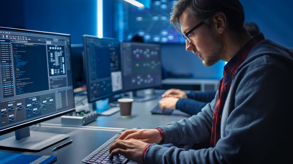 Homme tapotant sur un clavier d'ordinateur
