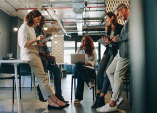 Equipe dans des locaux professionnels