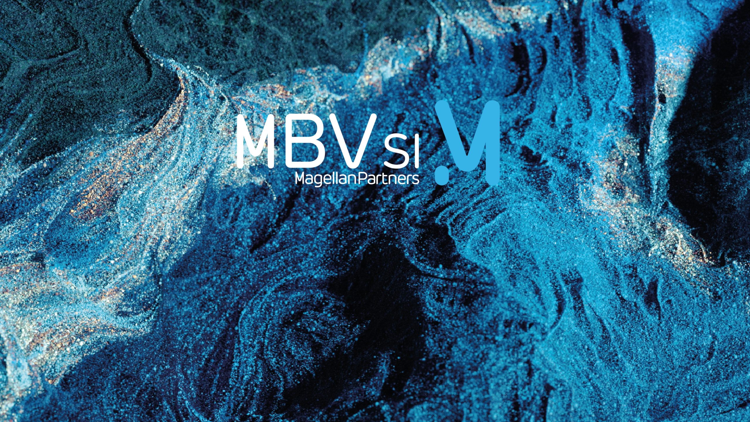 Fond sableux avec variations de bleu et logo MBVSI devant