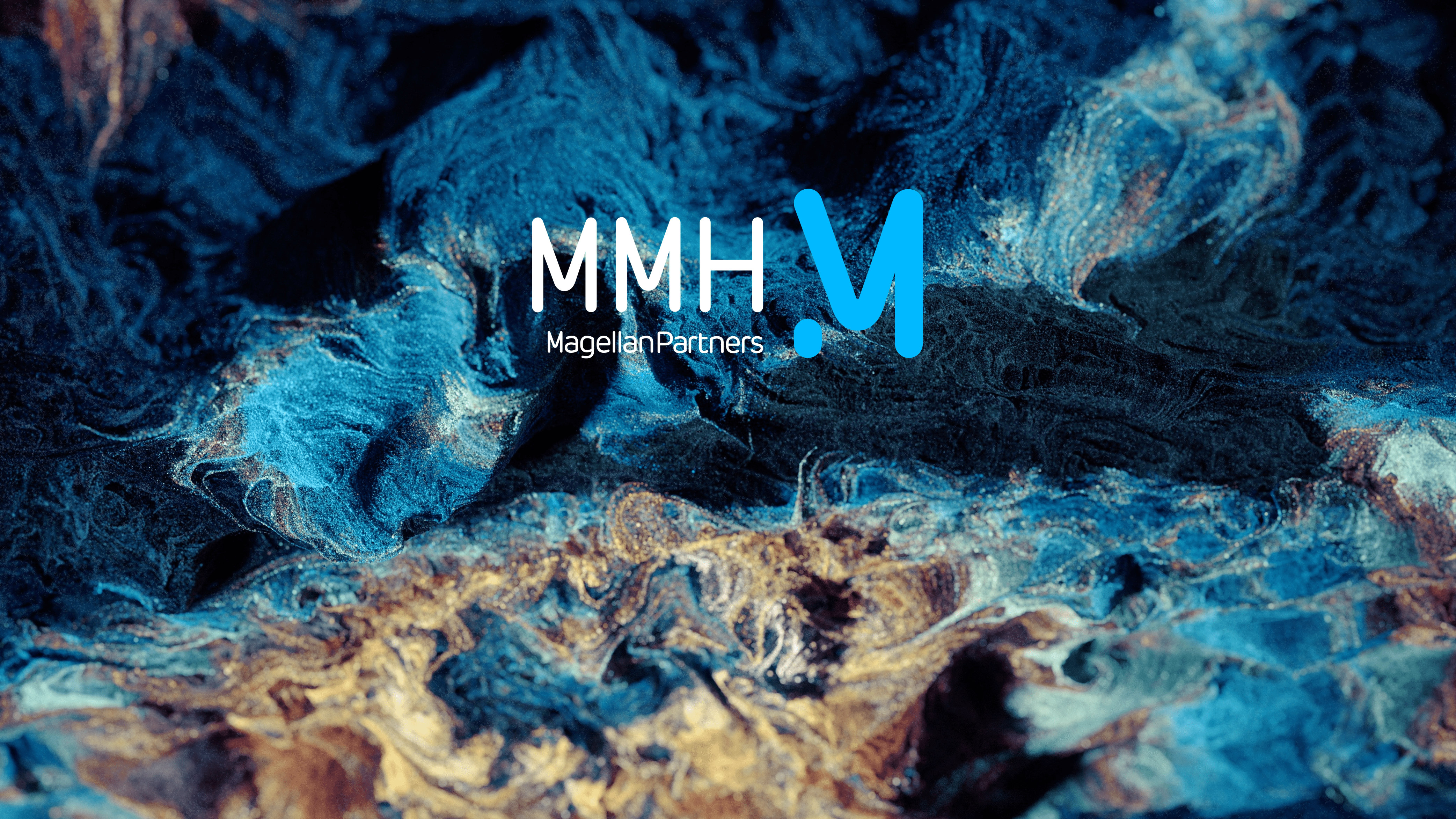 Fond sableux avec variations de bleu et logo MMHdevant
