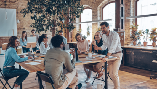 Photo d'un groupe de personne discutant autour d'une table d'un projet