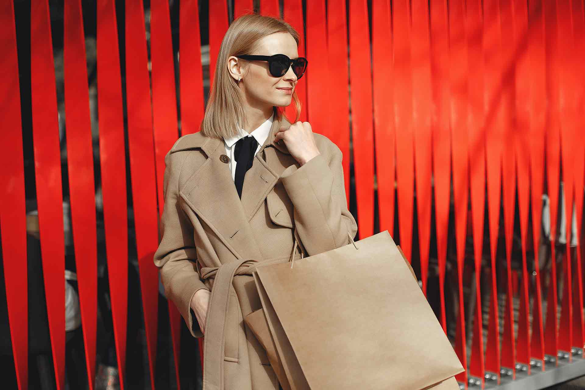 Photo d'une femme avec un sac rouge mystère peut etre elle revient d'une session shopping