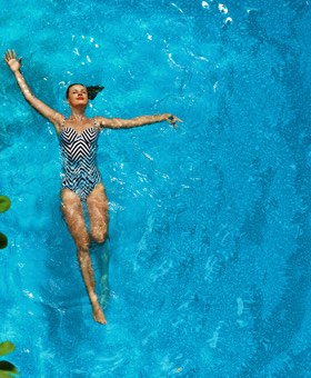 Photo d'une dame dans une piscine entrain de se détendre