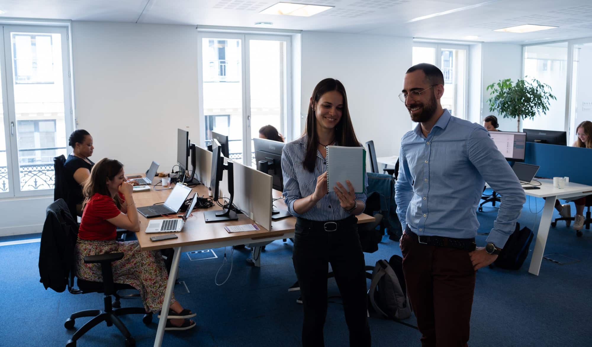 Locaux Open space 2 personnes entrain de sourire