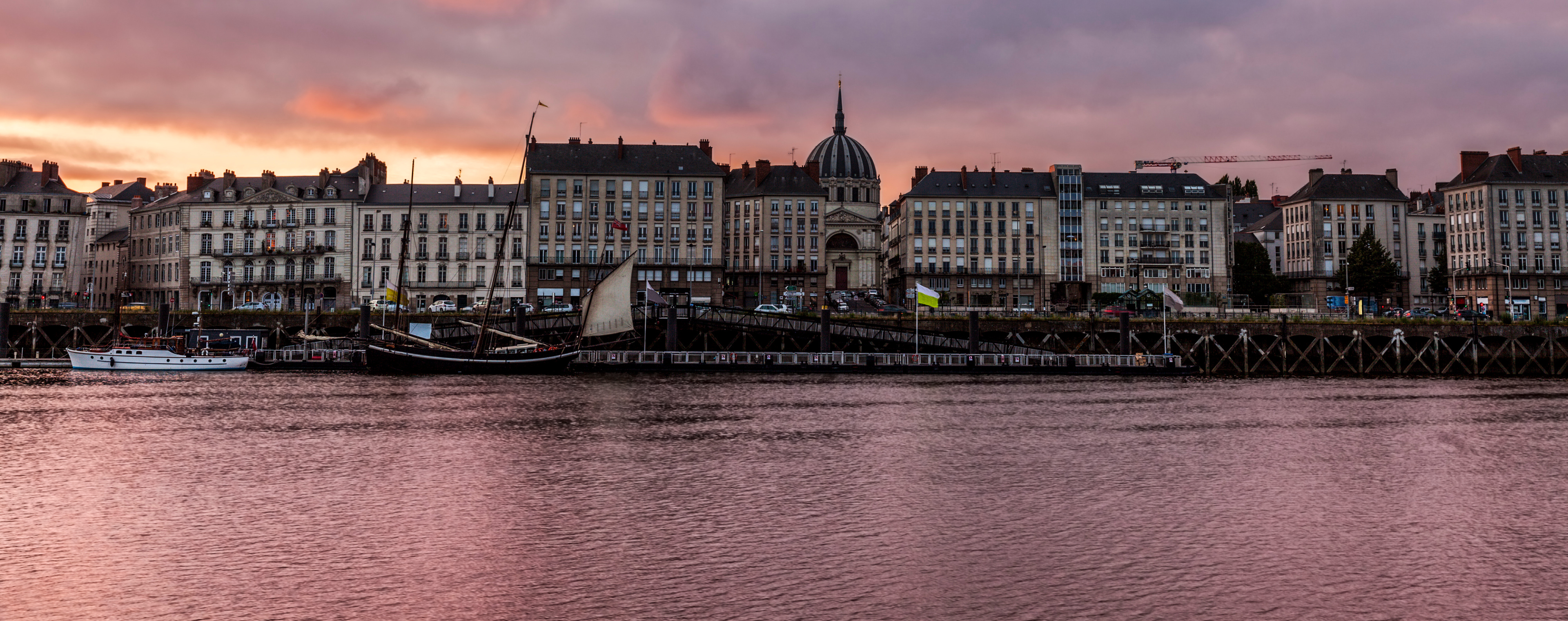 Illustration d''immeubles avec un fleuve devant