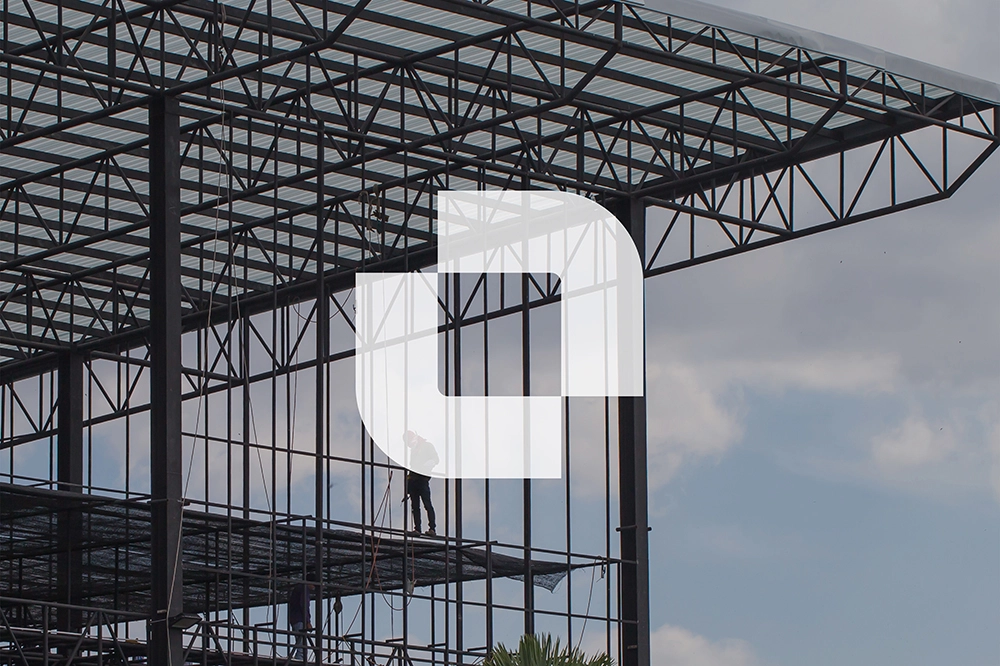 Illustration bâtiment en construction avec logo VPWhite devant