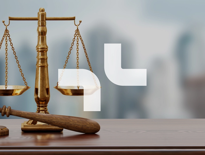 Illsutration balance justice dorée avec maillet de juge et logo VPWhite devant
