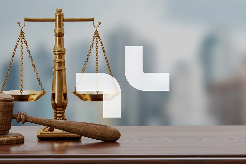 Illsutration balance justice dorée avec maillet de juge et logo VPWhite devant