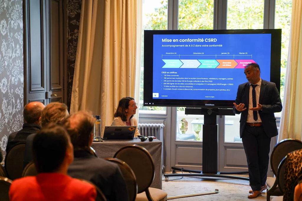 Retour sur l’événement Impact & Insight 2025 : participants partageant expériences et bonnes pratiques CSRD et carbone.