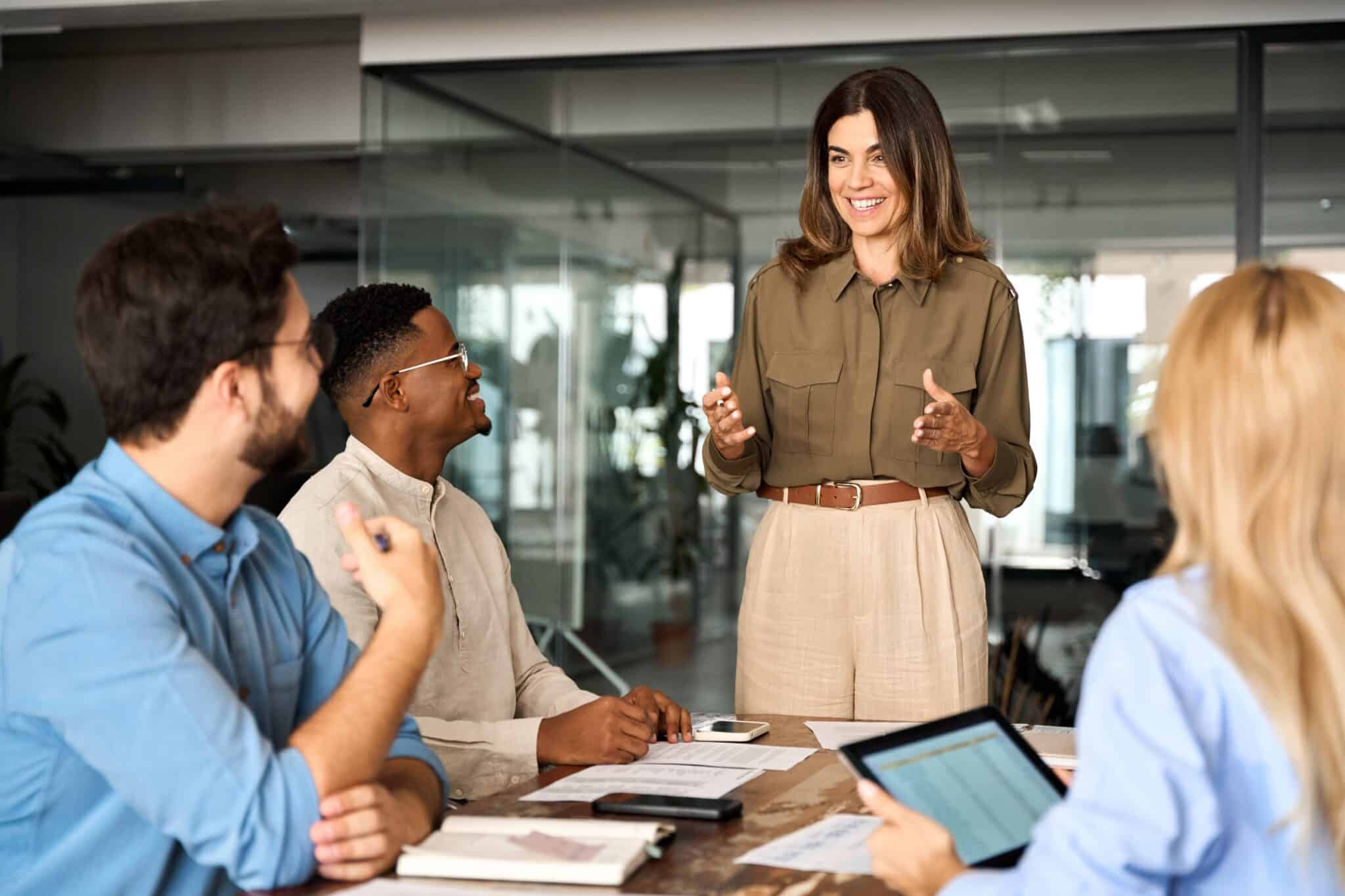alt=collaborateur-qui-echangent-pendant-un-meeting