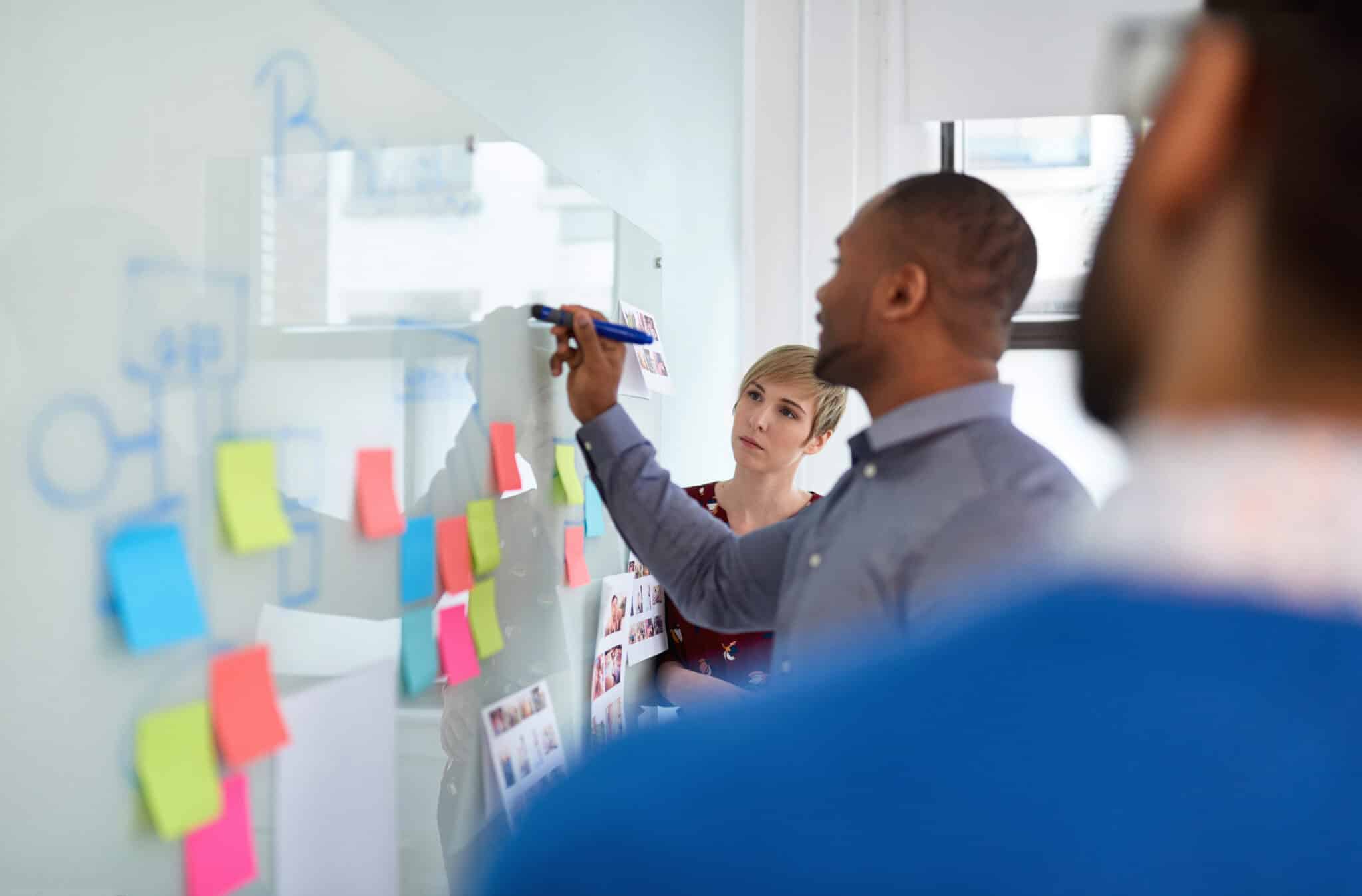 alt=collaborateur-qui-travaillent-et-engagent-une-reflexion-ensemble